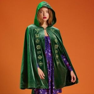 Her Universe Disney Hocus Pocus Winifred Velvet Hooded Cape
